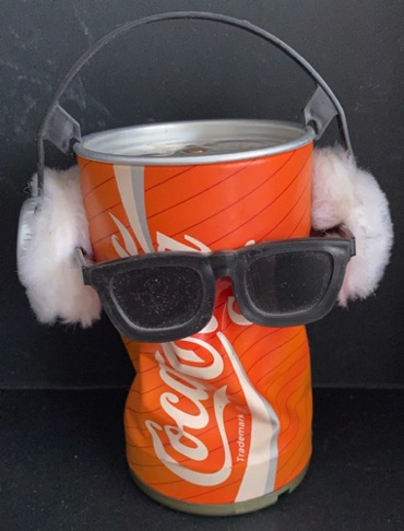 26145-1 € 10,00 coca cola dansensd blikje zwarte bril met oorwarmers.jpeg